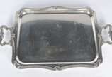 Fracalanza (1884),  - Bandeja com alças de metal prateado com alças laterais.