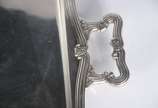 Fracalanza (1884),  - Bandeja com alças de metal prateado com alças laterais.