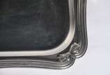 Fracalanza (1884),  - Bandeja com alças de metal prateado com alças laterais.