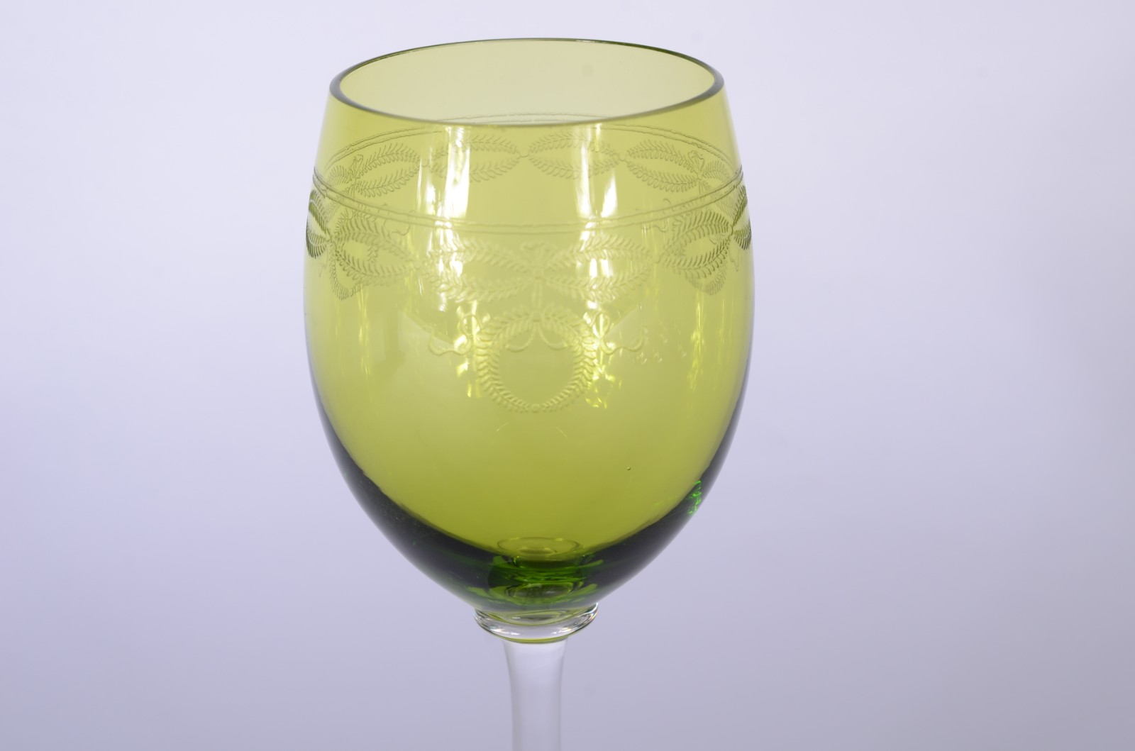 Conjunto com 8 cálices para vinho branco de cristal europeu lavrado... - foto 3 de 6