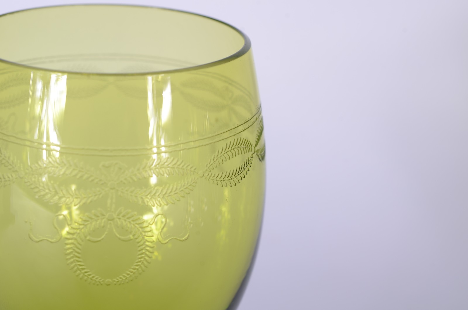 Conjunto com 8 cálices para vinho branco de cristal europeu lavrado... - foto 4 de 6