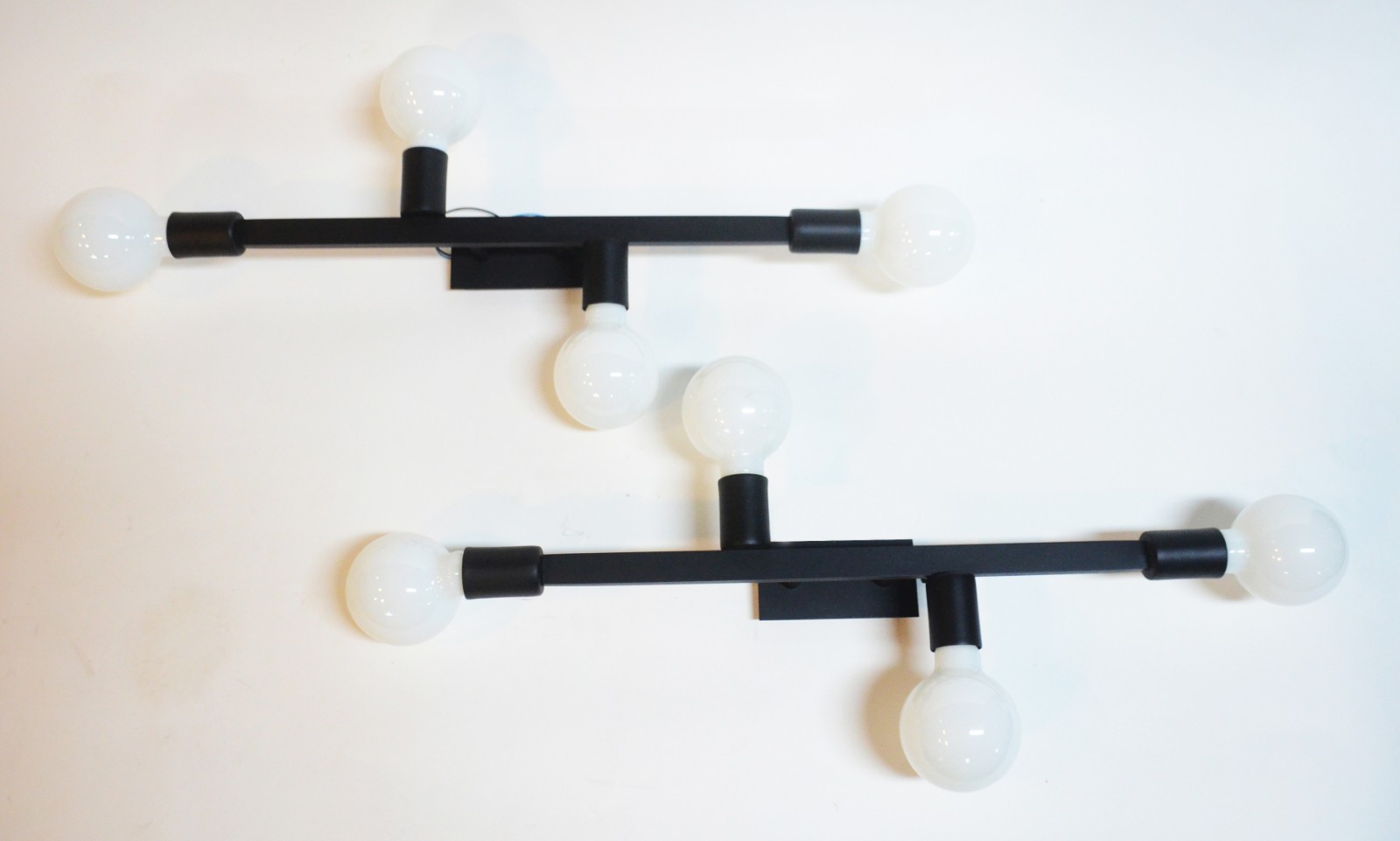 Par de luminárias "Elisa" de metal preto com globos de vidro branco... - foto 1 de 8