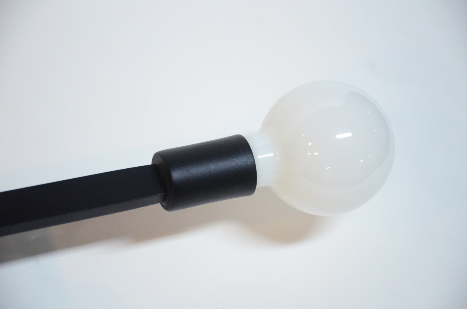 Par de luminárias "Elisa" de metal preto com globos de vidro branco... - foto 2 de 8