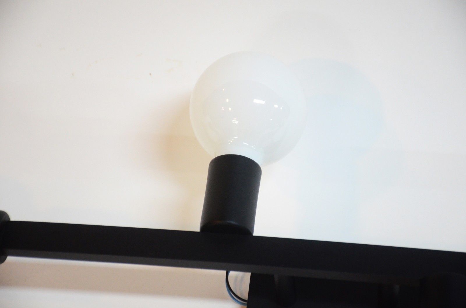 Par de luminárias "Elisa" de metal preto com globos de vidro branco... - foto 3 de 8
