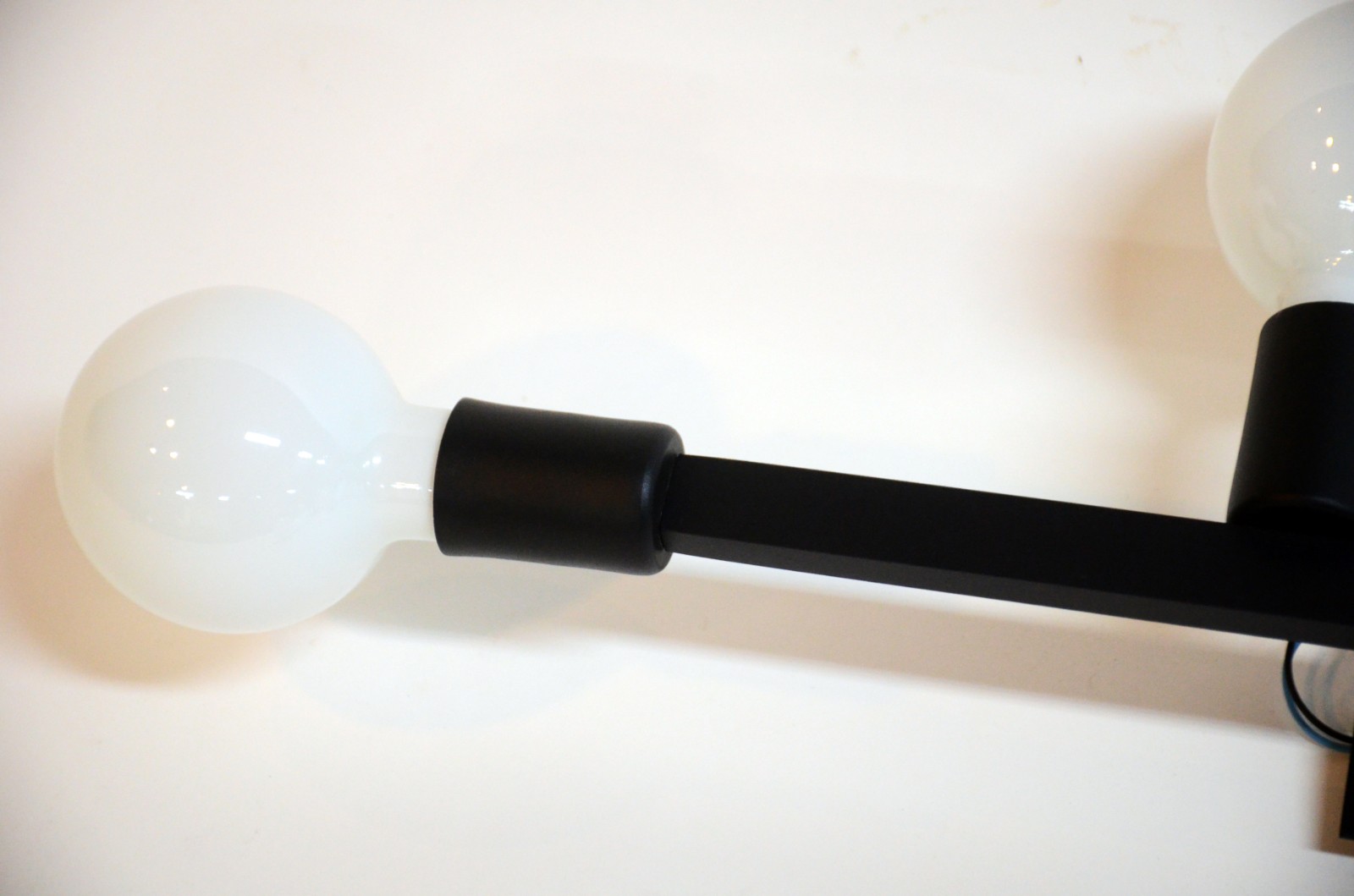 Par de luminárias "Elisa" de metal preto com globos de vidro branco... - foto 4 de 8