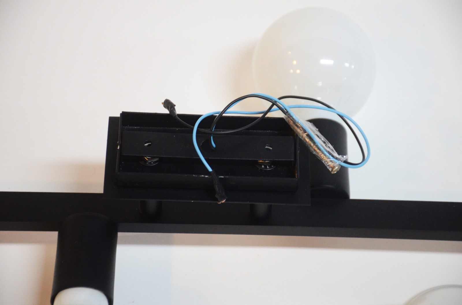 Par de luminárias "Elisa" de metal preto com globos de vidro branco... - foto 6 de 8