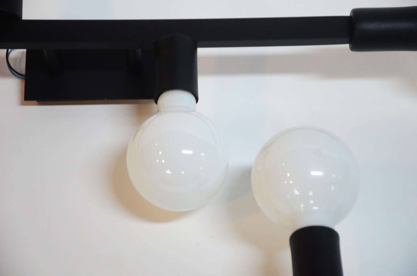 Par de luminárias "Elisa" de metal preto com globos de vidro branco... - foto 7 de 8