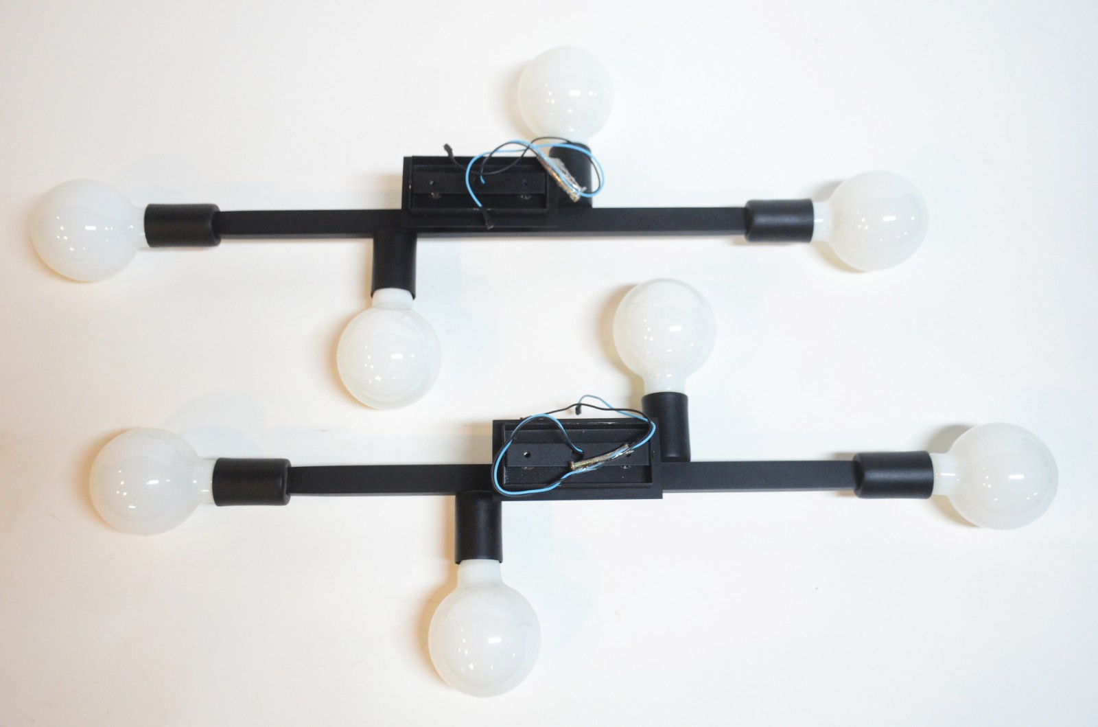 Par de luminárias "Elisa" de metal preto com globos de vidro branco... - foto 8 de 8