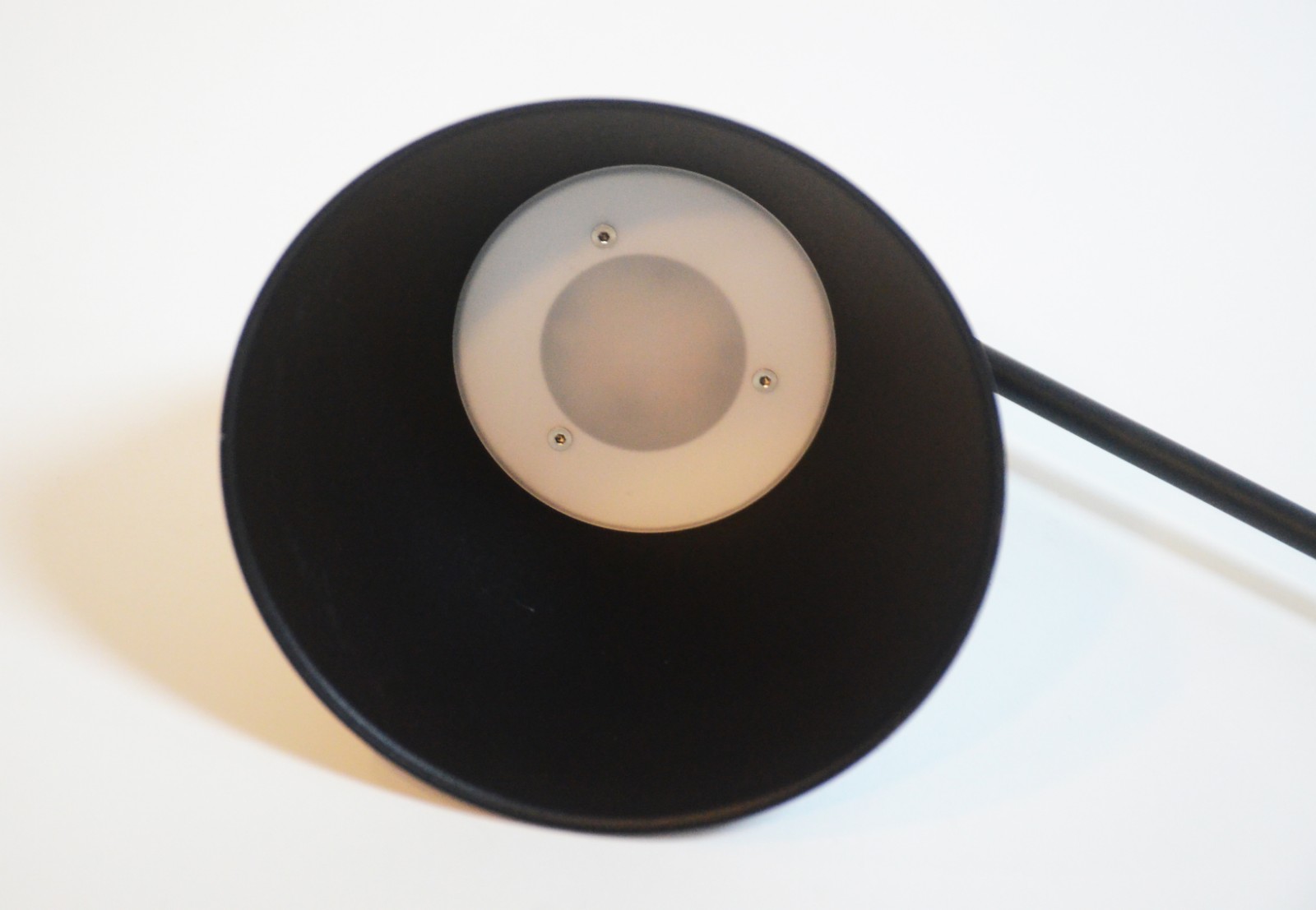 Luminária "mini Bauhaus" de parede, na cor preta fosca. Comprada na... - foto 4 de 6
