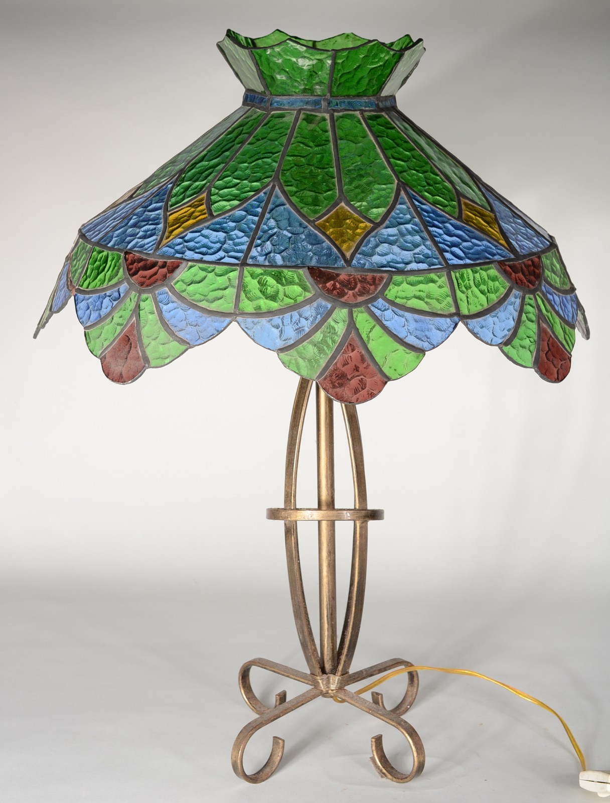 Abatjout estilo Tiffanys com base de metal, cúpula em placas de vidro... - foto 1 de 4