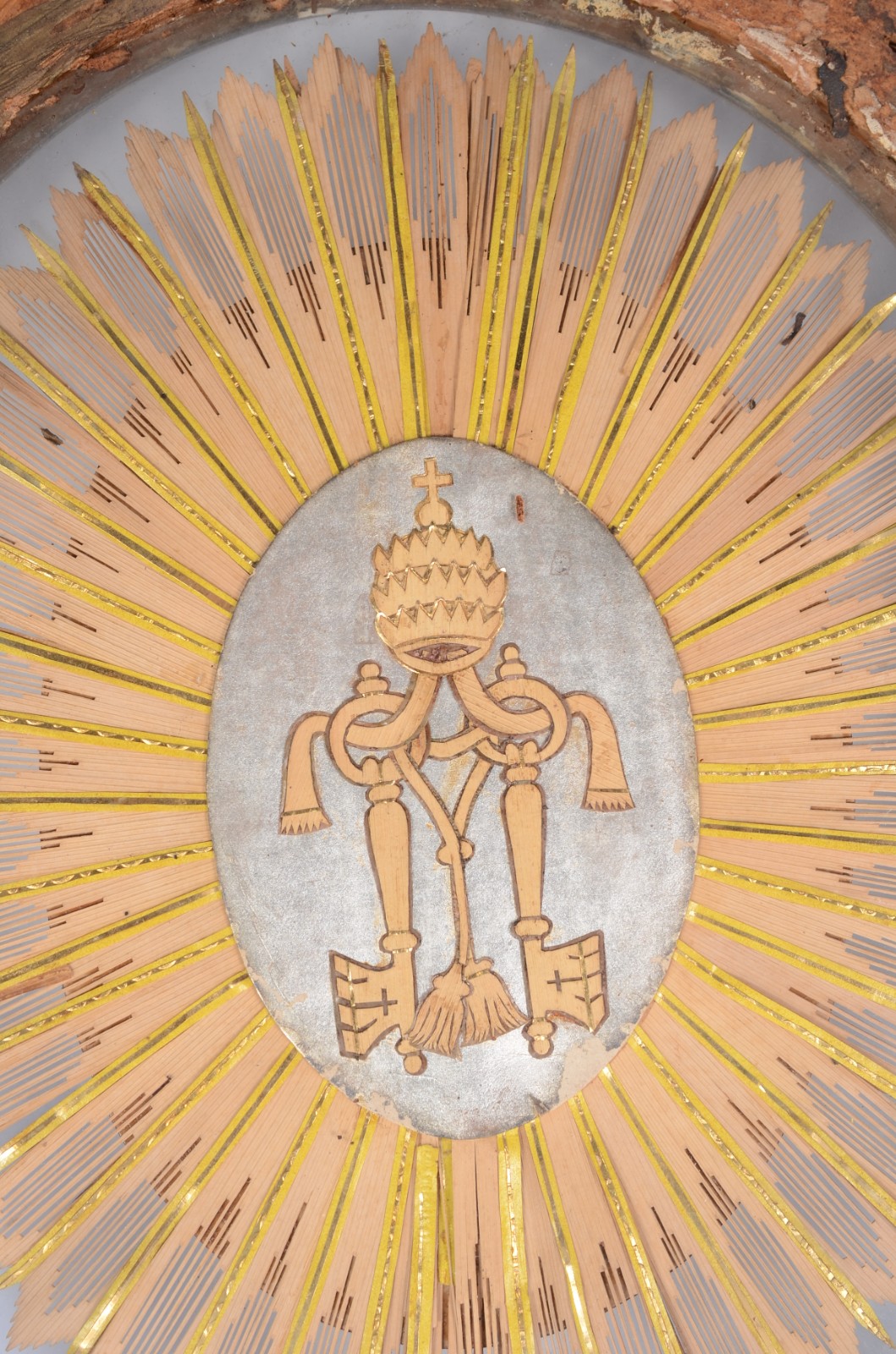 Peça sacra com figura de anjos e inscrições, assinada P. De Simone... - foto 5 de 5