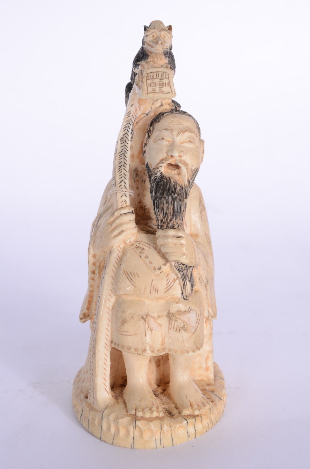 Estatueta de marfim representando figura masculina com longa barba e... - foto 1 de 7