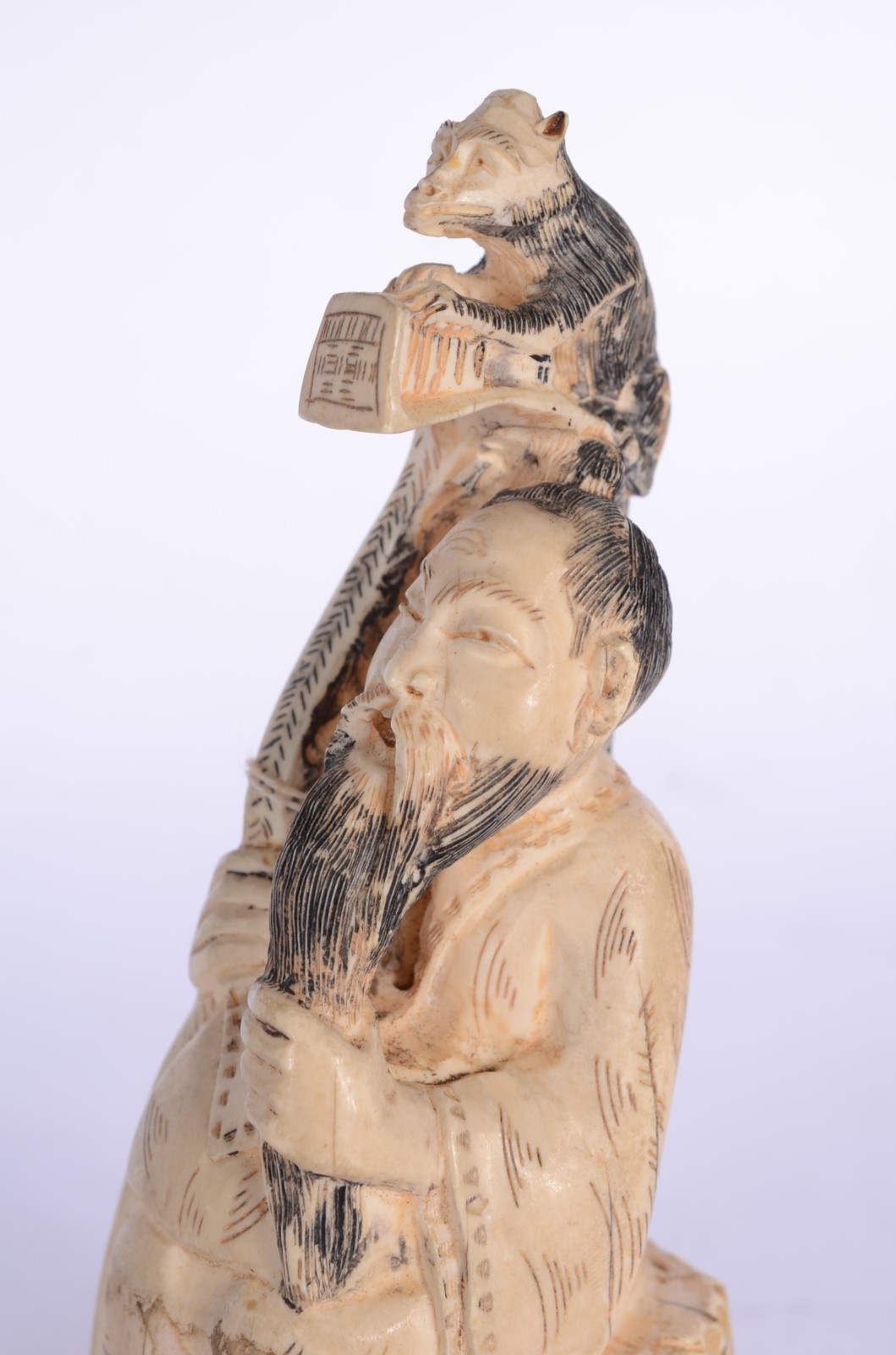 Estatueta de marfim representando figura masculina com longa barba e... - foto 2 de 7