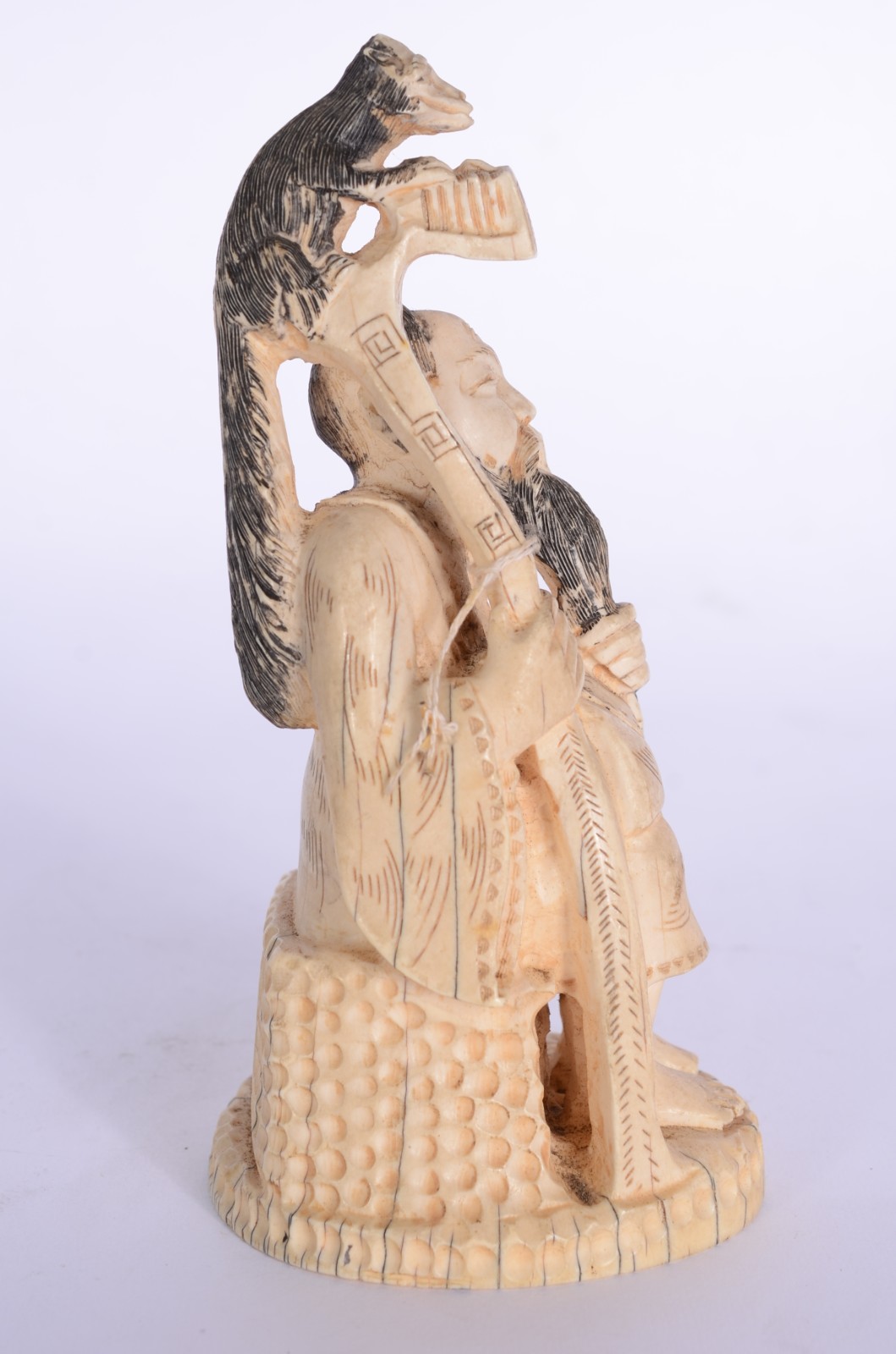 Estatueta de marfim representando figura masculina com longa barba e... - foto 3 de 7