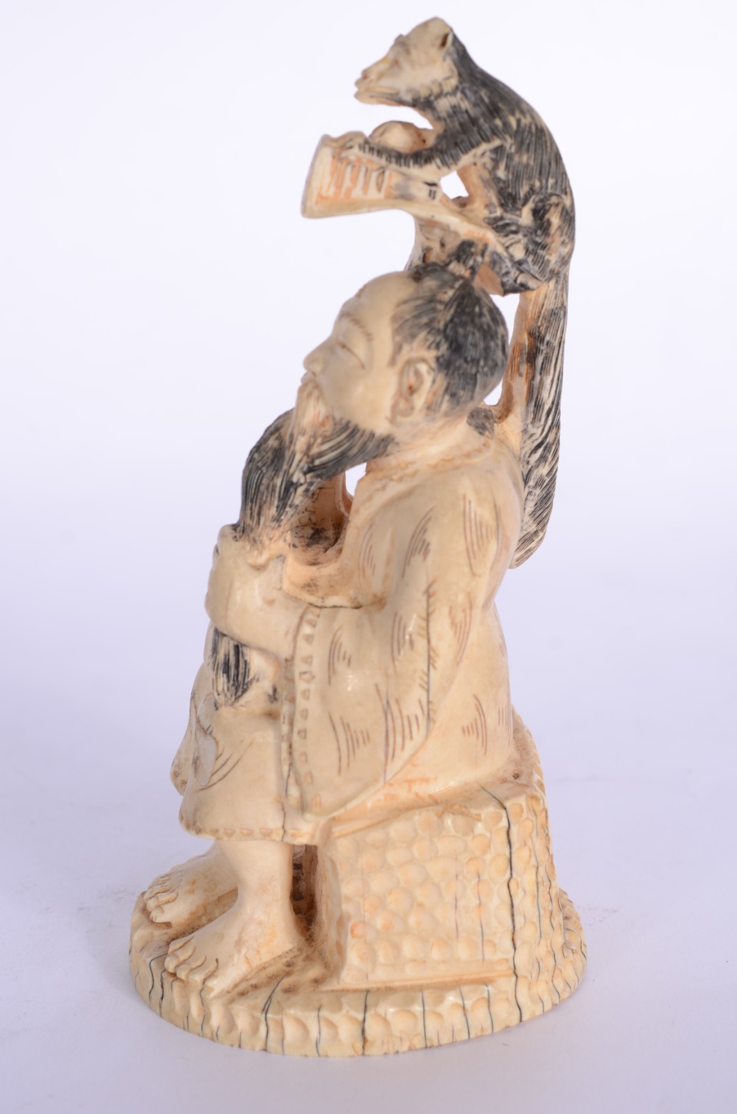 Estatueta de marfim representando figura masculina com longa barba e... - foto 4 de 7