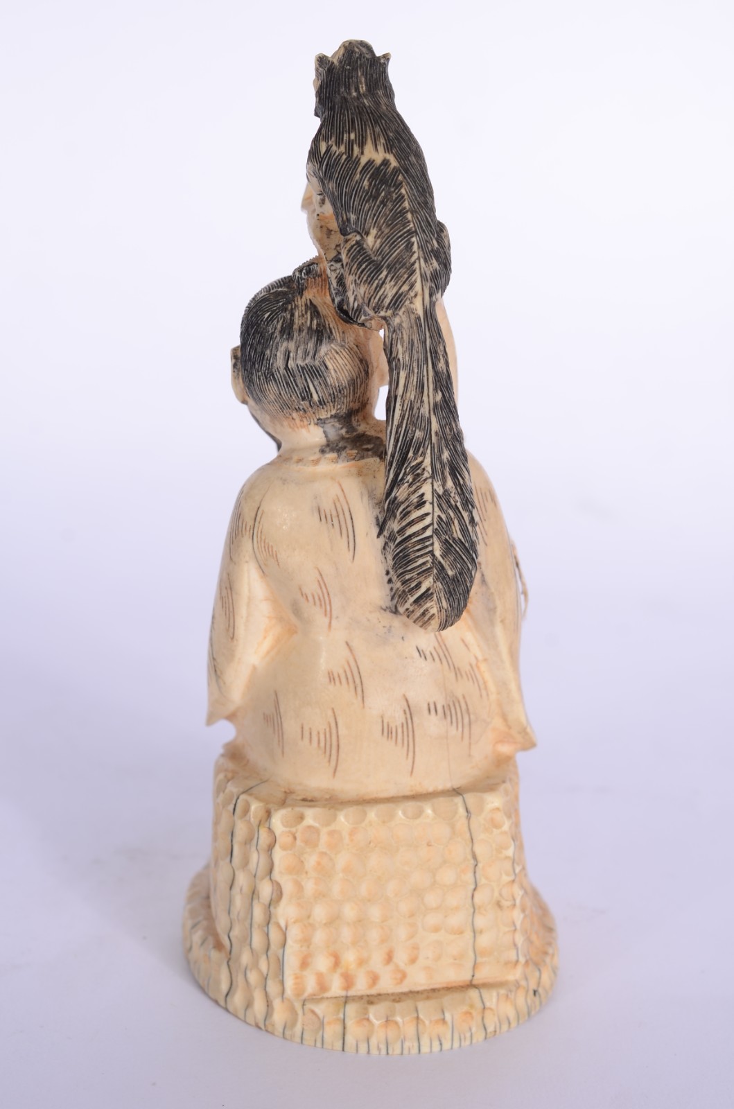 Estatueta de marfim representando figura masculina com longa barba e... - foto 5 de 7