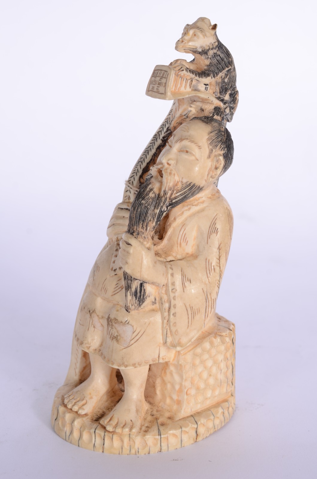 Estatueta de marfim representando figura masculina com longa barba e... - foto 6 de 7