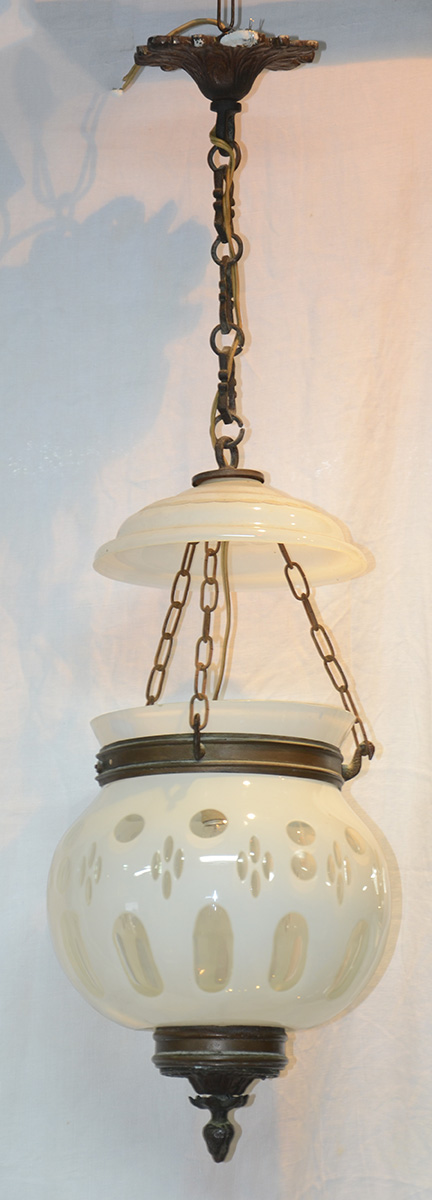 Lustre de overlay branco. Altura 73 cm.