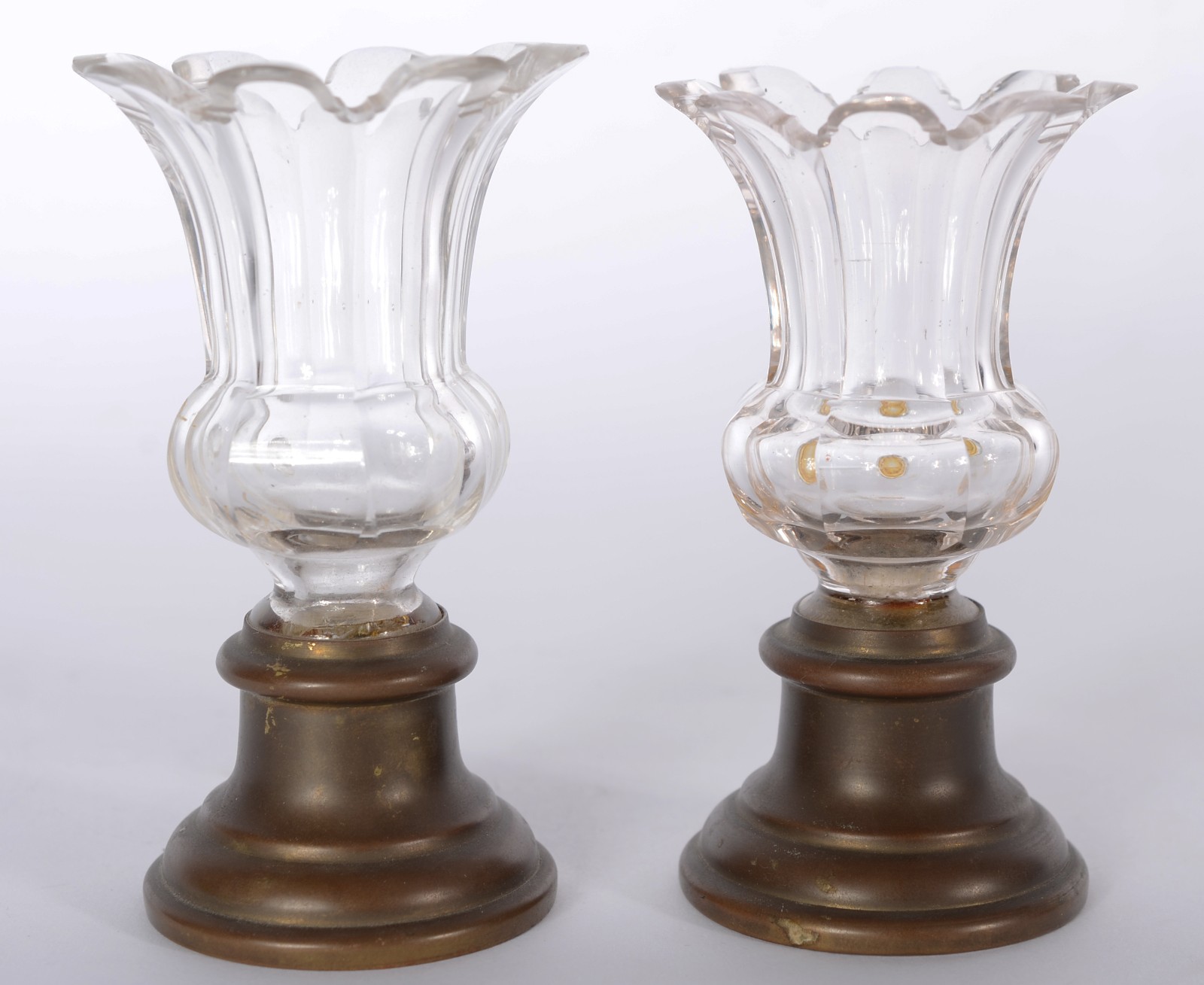 Dois pequenos pares de enfeites/pinhas de cristal, bases de bronze. - foto 2 de 5