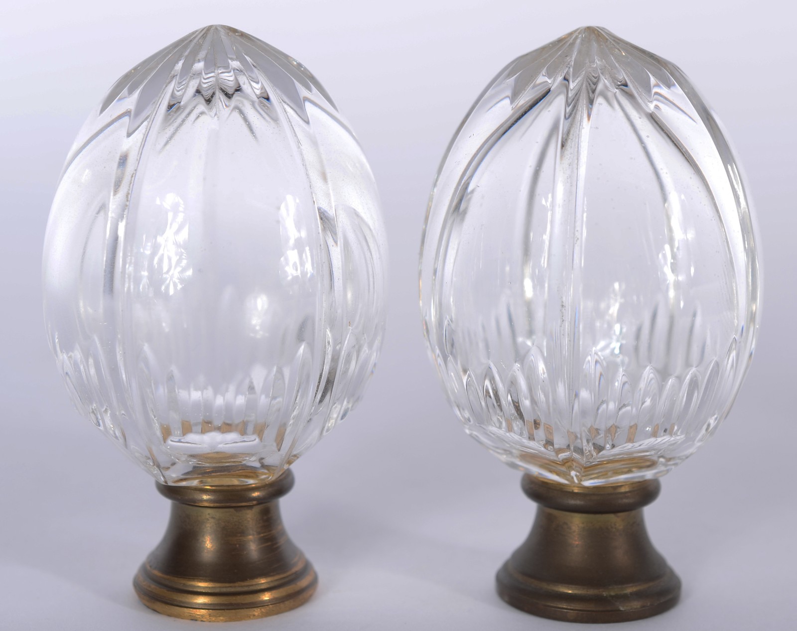 Dois pequenos pares de enfeites/pinhas de cristal, bases de bronze. - foto 3 de 5