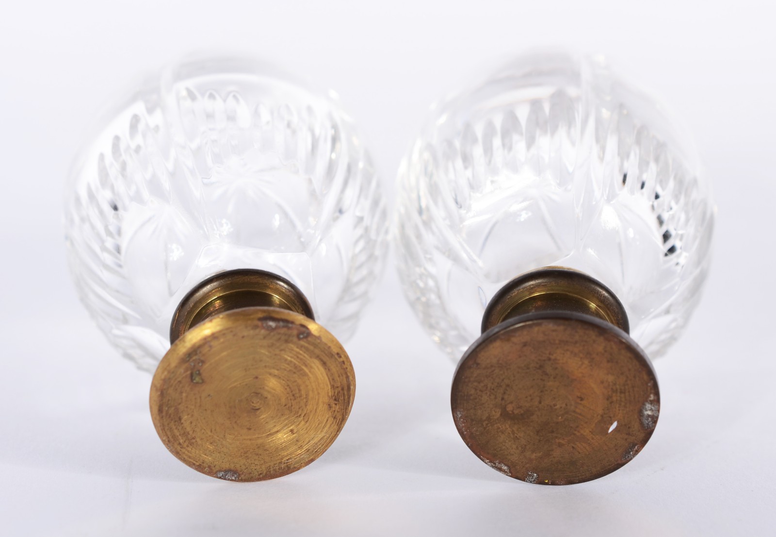 Dois pequenos pares de enfeites/pinhas de cristal, bases de bronze. - foto 4 de 5
