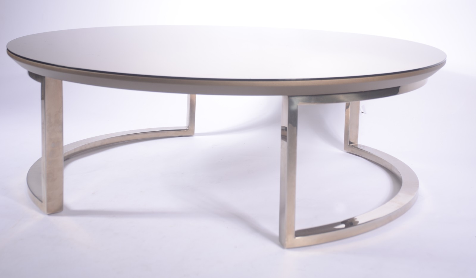 Mesa de centro com base de metal e tampo espelhado. Design moderno. - foto 1 de 7