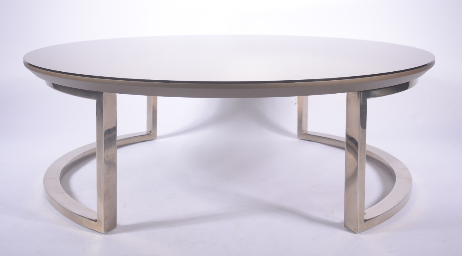 Mesa de centro com base de metal e tampo espelhado. Design moderno. - foto 2 de 7