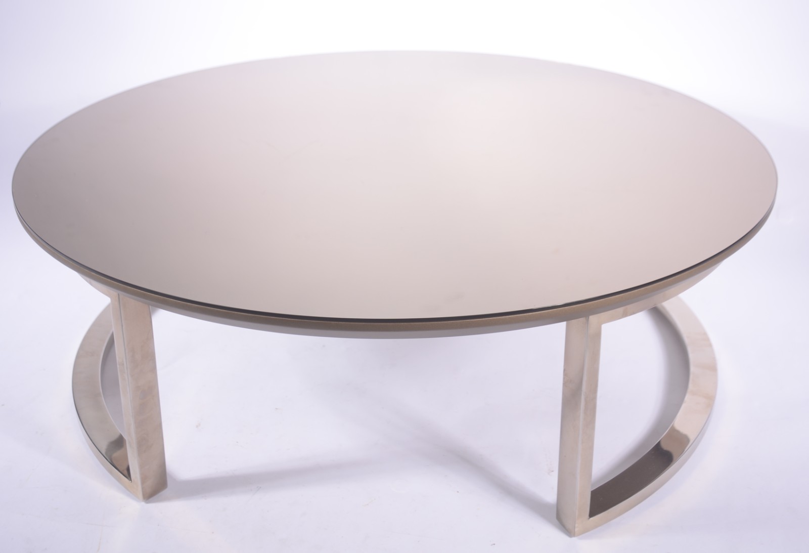 Mesa de centro com base de metal e tampo espelhado. Design moderno. - foto 3 de 7
