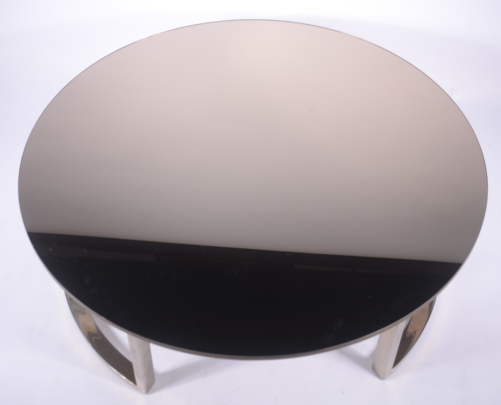 Mesa de centro com base de metal e tampo espelhado. Design moderno. - foto 4 de 7