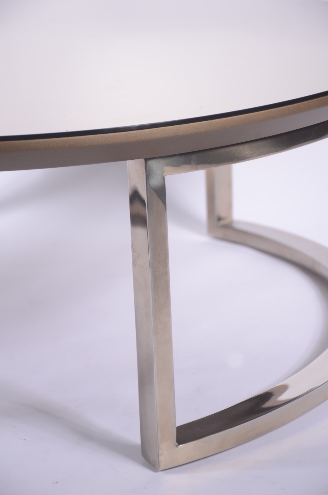 Mesa de centro com base de metal e tampo espelhado. Design moderno. - foto 7 de 7