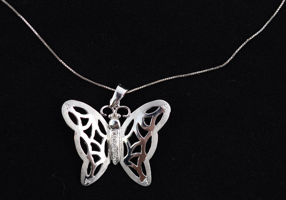 Pendente "borboleta" e seu cordão de ouro branco 18 k e... - foto 1 de 2
