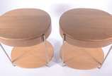 Par de mesas laterais feitio oval de madeira cl... - Par de mesas laterais feitio oval de madeira clara, uma gaveta cada. Design moderno. Excelente estado. Compradas na Loja Lider Interiores, no Ca...