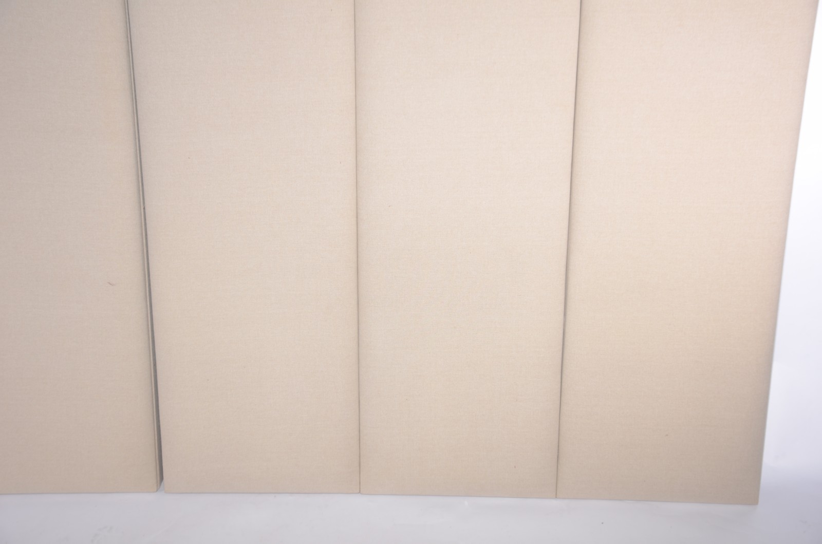 Painel para cabeceira de cama estofado e forrado com tecido na cor... - foto 3 de 6