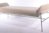 Banco "Lina" para pés de cama, estofado e forra... - Banco "Lina" para pés de cama, estofado e forrada em tecido cinza. Design moderno. Excelente estado. Comprado na loja Lider Interiores, Casa Sho...