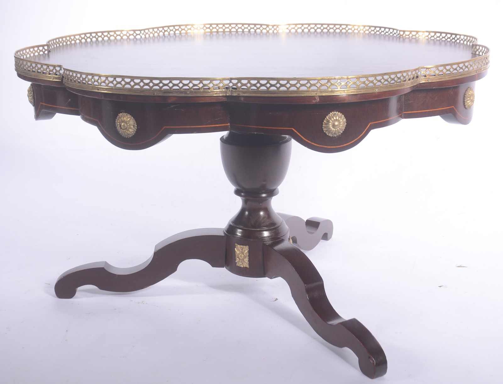 Mesa auxiliar de madeira, tampo recortado com grade de metal dourado... - foto 2 de 11