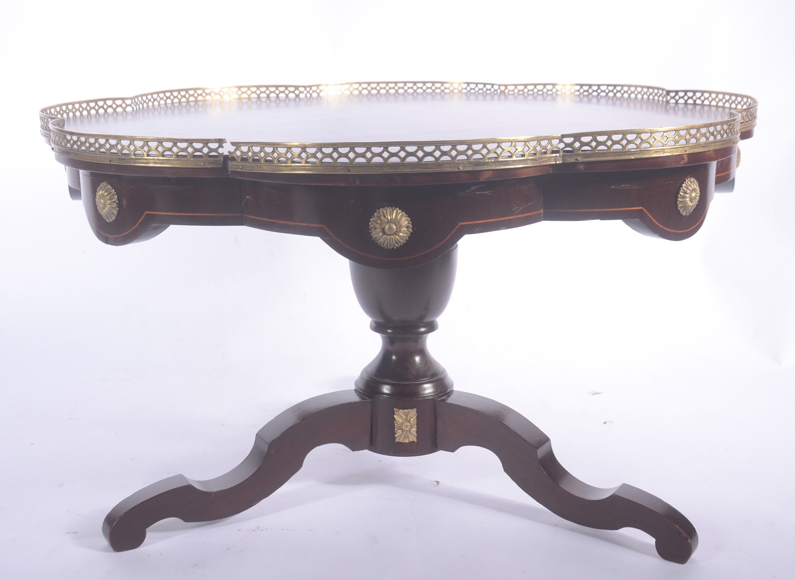 Mesa auxiliar de madeira, tampo recortado com grade de metal dourado... - foto 1 de 11