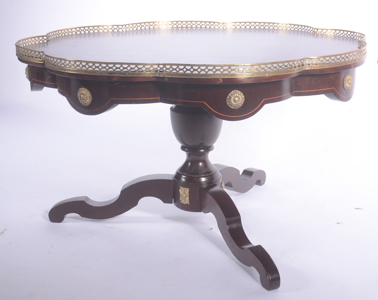 Mesa auxiliar de madeira, tampo recortado com grade de metal dourado... - foto 3 de 11