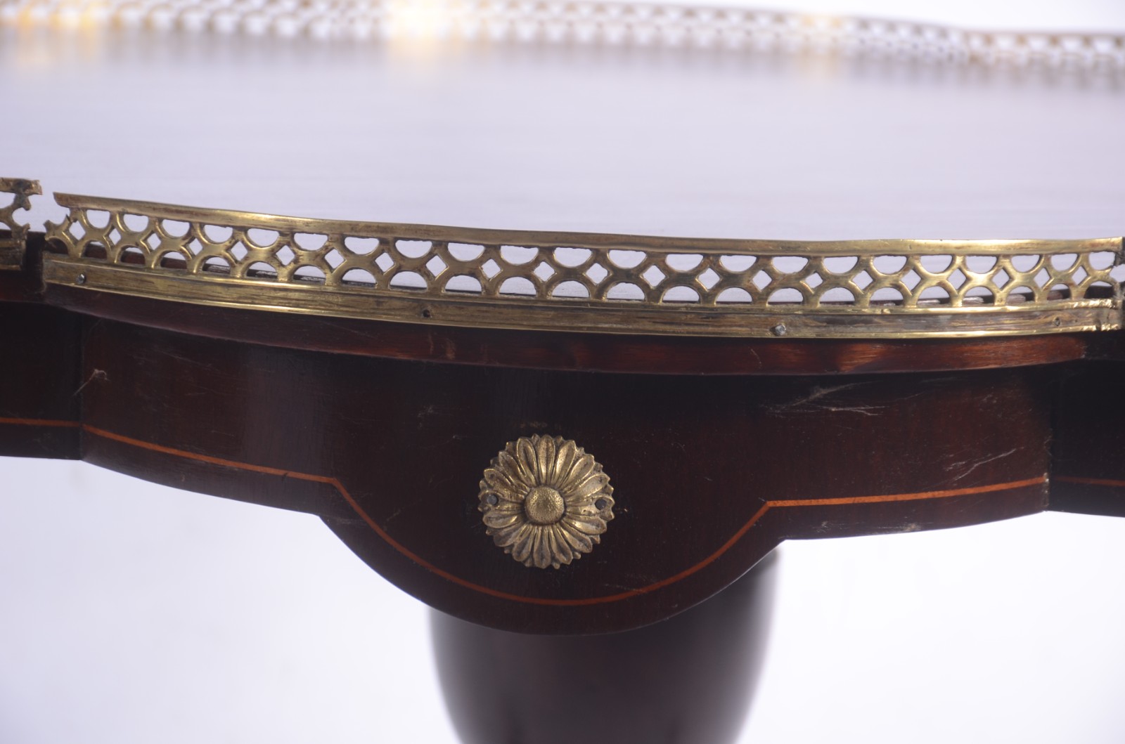 Mesa auxiliar de madeira, tampo recortado com grade de metal dourado... - foto 5 de 11
