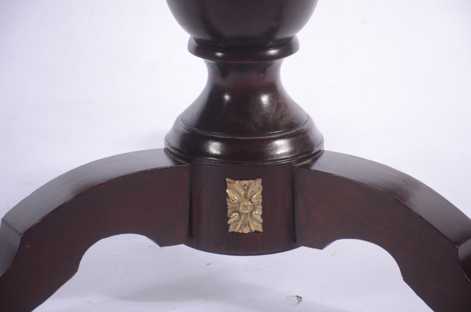 Mesa auxiliar de madeira, tampo recortado com grade de metal dourado... - foto 6 de 11