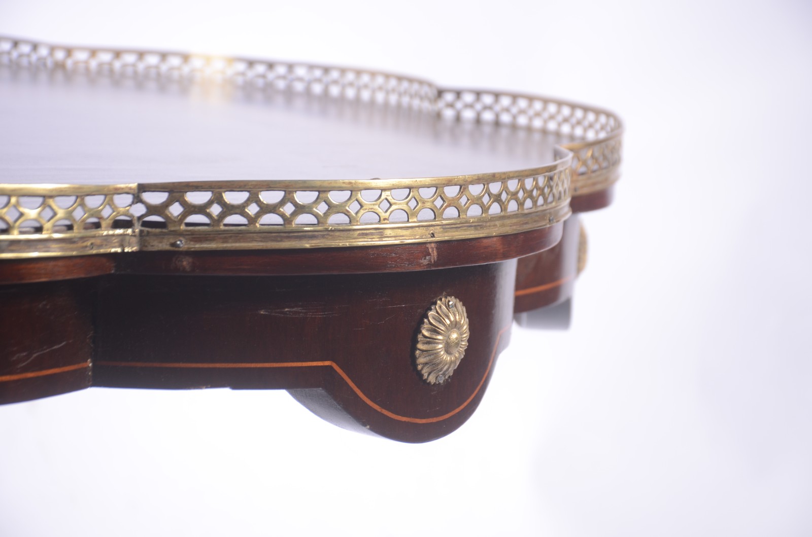 Mesa auxiliar de madeira, tampo recortado com grade de metal dourado... - foto 7 de 11