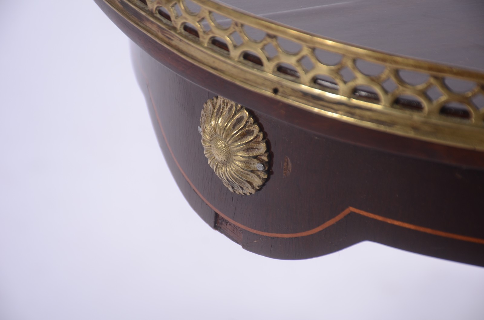 Mesa auxiliar de madeira, tampo recortado com grade de metal dourado... - foto 9 de 11