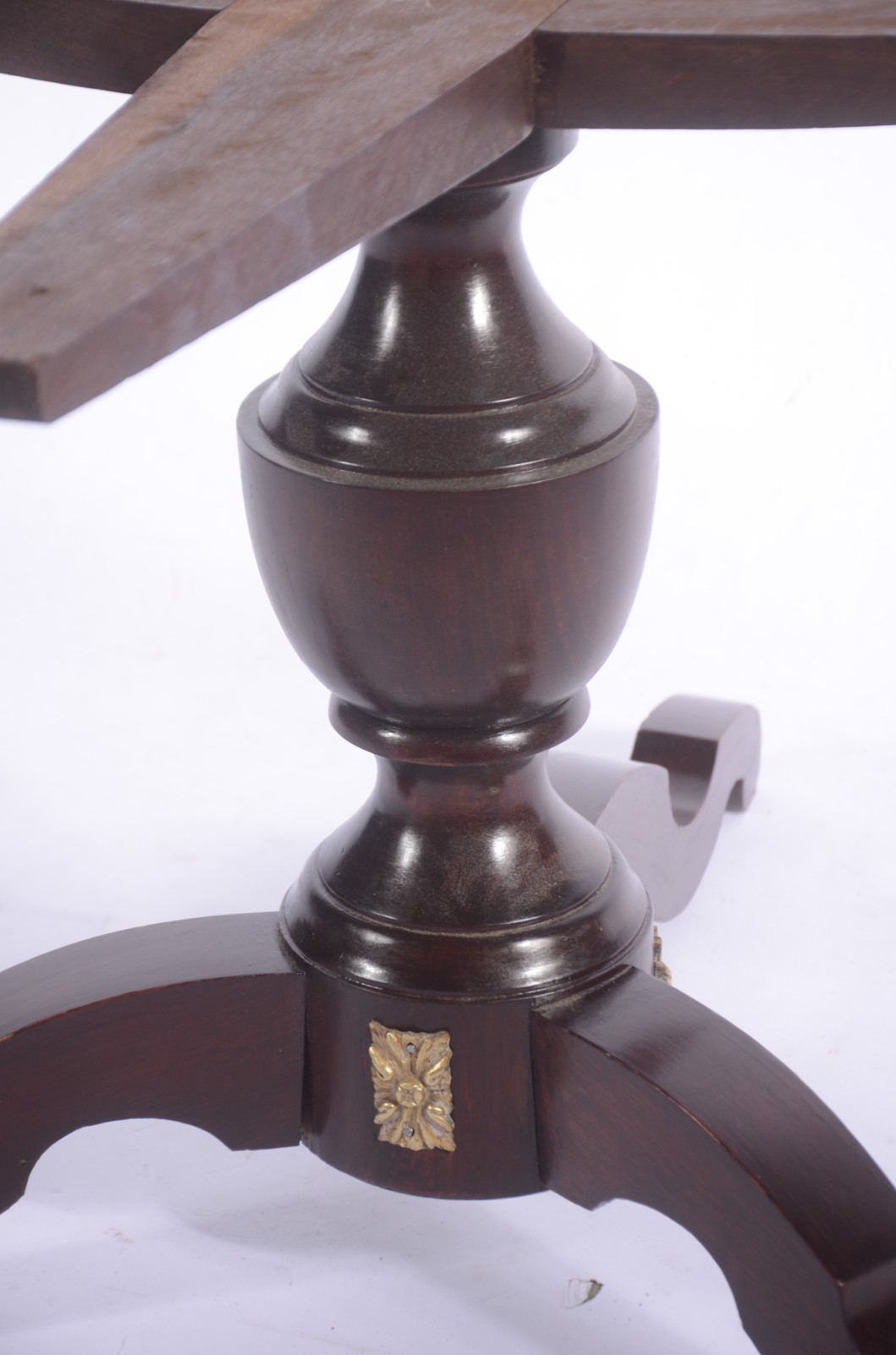 Mesa auxiliar de madeira, tampo recortado com grade de metal dourado... - foto 11 de 11