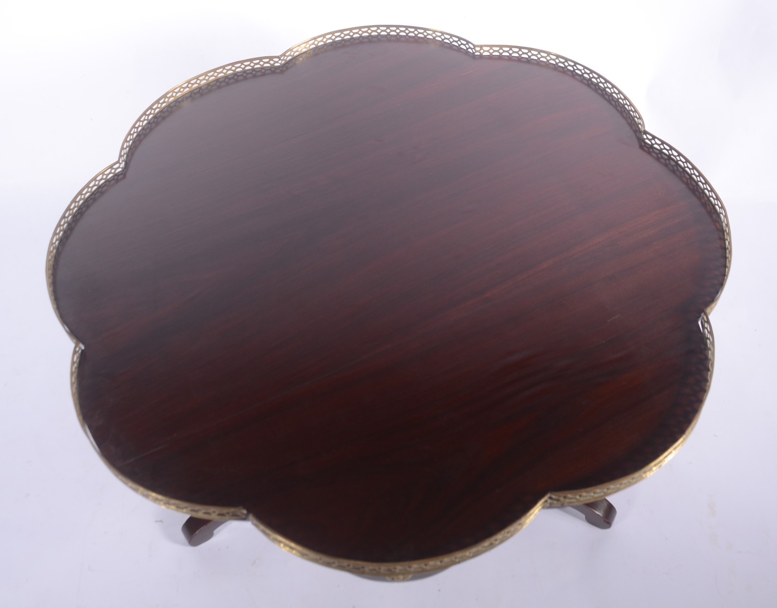 Mesa auxiliar de madeira, tampo recortado com grade de metal dourado... - foto 4 de 11