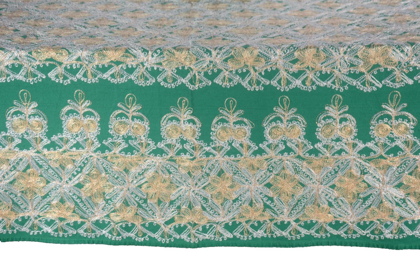 Toalha oriental de mesa na cor verde com bordados dourados... - foto 3 de 8