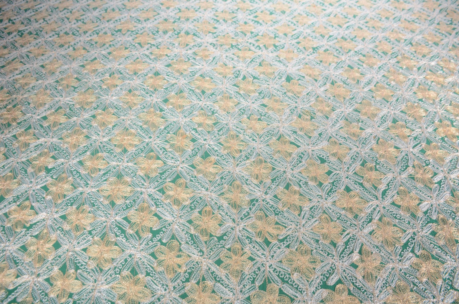 Toalha oriental de mesa na cor verde com bordados dourados... - foto 4 de 8