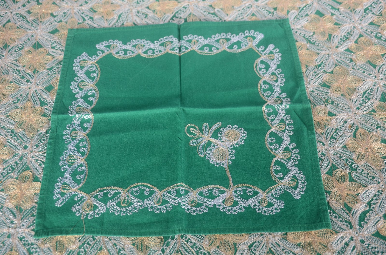 Toalha oriental de mesa na cor verde com bordados dourados... - foto 5 de 8