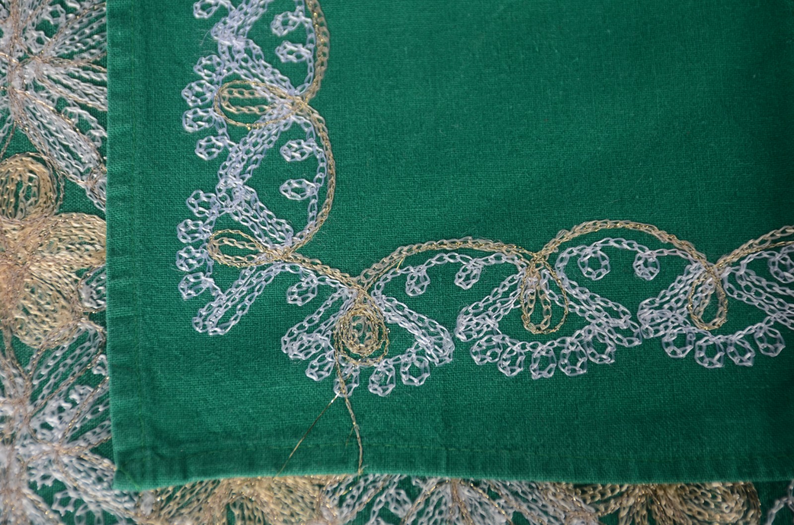 Toalha oriental de mesa na cor verde com bordados dourados... - foto 6 de 8