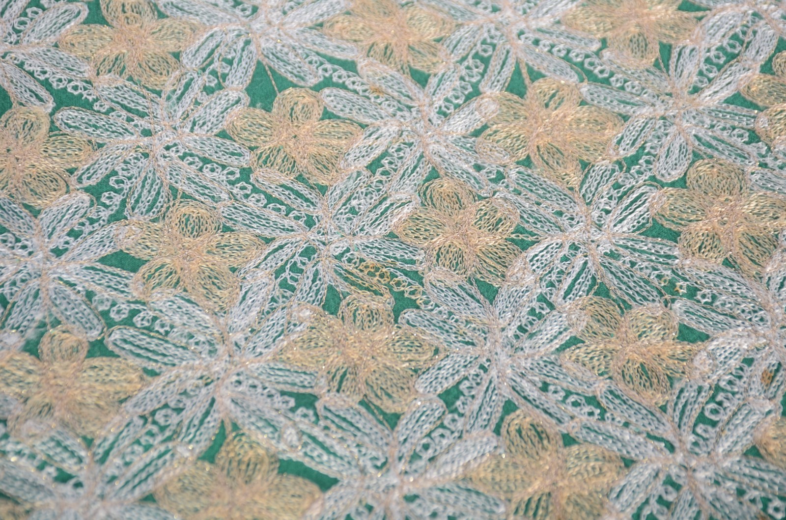 Toalha oriental de mesa na cor verde com bordados dourados... - foto 7 de 8