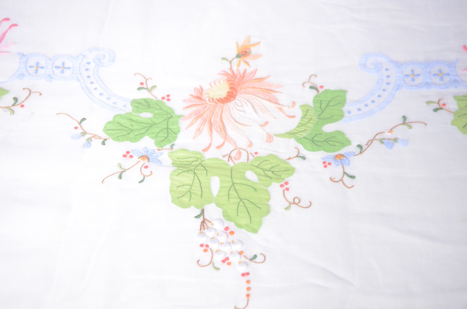 Toalha de mesa de organza branca com bordados e apliques florais... - foto 6 de 7