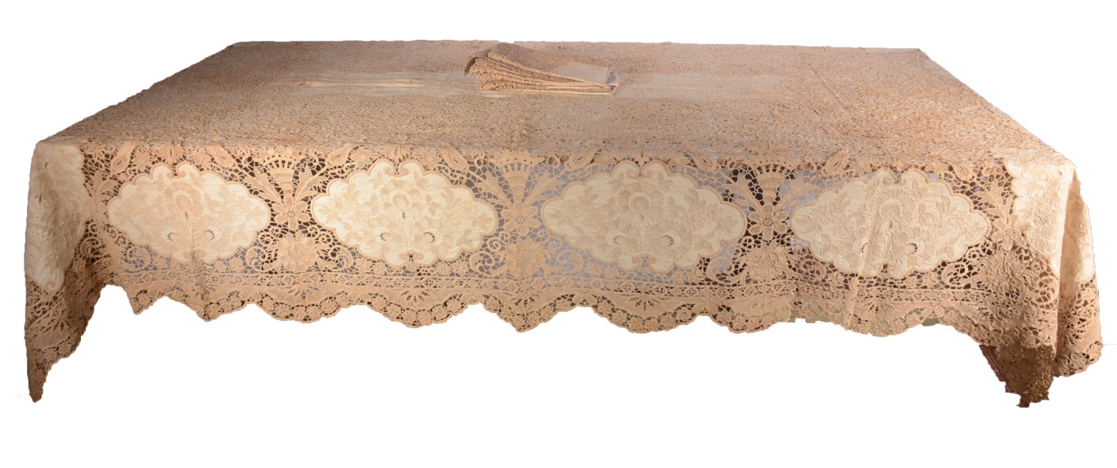 Toalha de mesa de linho bege com bordados e rendas. Acompanham 10... - foto 2 de 10